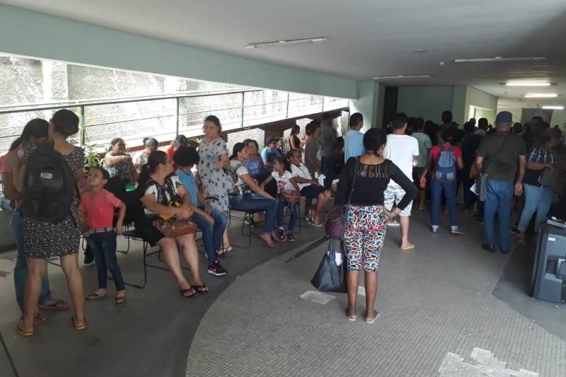 “Eu sou deficiente e tenho uma certa idade, quando eu queria ir pro interior, na maioria das vezes, tinha que pagar a passagem do ônibus, esse era um problema que fazia eu ir poucas vezes, mas agora isso vai ser resolvido, nós só temos a agradecer por ter esse direito assegurado”. Essas foram as palavras de José Pedro Pimenta, aposentado de 74 anos e deficiente físico, que esteve na manhã dessa terça-feira (30) no Centro Integrado de Inclusão e Cidadania (CIIC), em Belém, para realizar o recadastramento do Passe Livre Intermunicipal para Pessoas com Deficiência. A ação (foto) faz parte da campanha “Ir e vir: Direito de Todos e Todas" realizada pelo Ministério Público do Pará (MPPA), através de uma parceria do Núcleo de Articulação e Cidadania (NAC) com o Plano Existir, da Agência de Regulação e Controle de Serviços Públicos do Estado do Pará, Secretaria de Estado de Saúde (Sespa) e Secretaria de Estado de Assistência Social, Trabalho, Emprego e Renda (Seaster), bem como apoio da Ordem dos Advogados do Brasil (OAB-PA), Associação Paraense das Pessoas com Deficiência (APPD), Conselho Estadual da Pessoa com Deficiência e demais órgãos de defesa dos direitos deste público.
FOTO: ERIKA TORRES / ASCOM NAC
DATA: 30.10.2018
BELÉM - PARÁ <div class='credito_fotos'>Foto: ERIKA TORRES / ASCOM NAC | <a href='/midias/2018/originais/40d19ef7-623c-476d-affd-1f4388c72480.jpg' download><i class='fa-solid fa-download'></i> Download</a></div>