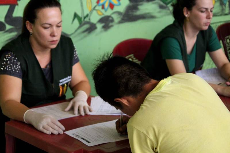 O Departamento Penitenciário Nacional (Depen), órgão vinculado ao Ministério da Justiça e Segurança Pública, realizou um mutirão do projeto Identidade Cidadã, nos dias 19 e 20 de dezembro, no Presídio Estadual Metropolitano (PEM) III. A ação teve como objetivo emitir a segunda via de certidões de nascimento ou de casamento para pessoas privadas de liberdade. O projeto é uma parceria do Depen com a Associação de Notários e Registradores do Brasil (Anoreg) e a Superintendência do Sistema Penitenciário do Pará (Susipe). A partir de um levantamento feito pelos assistentes sociais do PEM III, foi constatada a necessidade de emitir a segunda via da certidão de nascimento para 154 internos.

FOTO: VELOSO JÚNIOR / ASCOM SUSIPE
DATA: 20.12.2018
SANTA IZABEL - PARÁ <div class='credito_fotos'>Foto: Veloso Junior / Ascom Susipe   |   <a href='/midias/2018/originais/40d225dd-a65a-4d7f-a26e-639c9d168f94.jpg' download><i class='fa-solid fa-download'></i> Download</a></div>