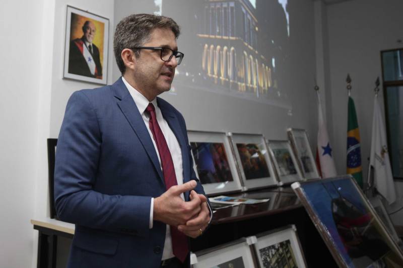 Fotografias que datam desde 1985, mostrando as várias sedes da Procuradoria-Geral do Estado (PGE) ao longo da história, além de locais típicos de Belém e diversas cenas do dia a dia da cidade. Um trabalho que resulta do olhar artístico de Luiz Braga, adquirido pela PGE em 1997 e já totalmente restaurado. Na última quarta-feira (12), as obras foram entregues, na sede da instituição, pelo próprio Luiz Braga, momento que também marcou a instalação oficial da Curadoria de Arte. Na foto, Roland Massoud, Procurador do Estado e Curador de Arte da PGE.

FOTO: SIDNEY OLIVEIRA / AG. PARÁ
DATA: 14.12.2018
BELÉM - PARÁ <div class='credito_fotos'>Foto: Sidney Oliveira/Ag. Pará   |   <a href='/midias/2018/originais/40d44caf-948c-4b38-9390-c20e703810f1.jpg' download><i class='fa-solid fa-download'></i> Download</a></div>