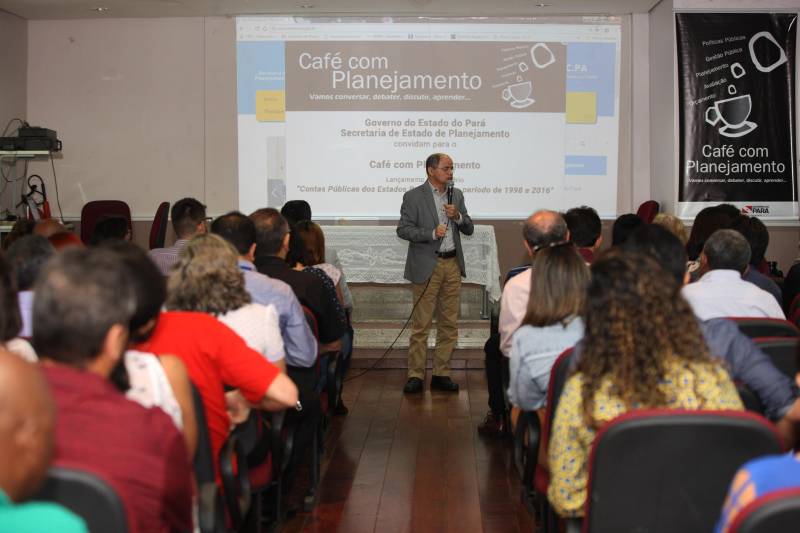Um extenso relatório sobre as contas públicas do Pará, e das demais unidades da Federação, abrangendo o período de 1998 a 2016, foi lançado na manhã desta quinta-feira (1ª) durante o Café com Planejamento, ação mensal de formação continuada, realizada pela Secretaria de Estado de Planejamento (Seplan) para servidores públicos, mas também aberta a demais interessados. O estudo, que contém dados e informações sobre as contas públicas, visa atender à constante demanda dirigida à Diretoria de Estatística da Fundação Amazônia de Amparo a Estudos e Pesquisas (Fapespa), por diferentes grupos sociais. Na foto, o titular da Seplan, José Alberto Colares.
FOTO: RODOLFO OLIVEIRA / AG. PARÁ
DATA: 01.03.2018
BELÉM - PARÁ <div class='credito_fotos'>Foto: Rodolfo Oliveira/Ag. Pará | <a href='/midias/2018/originais/40d7738d-50a9-4568-a12d-b483511d70c0.jpg' download><i class='fa-solid fa-download'></i> Download</a></div>
