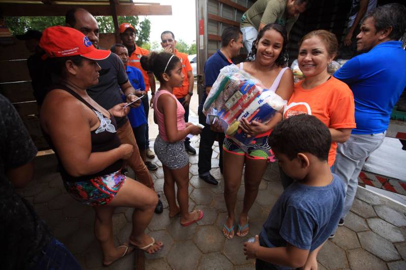 A entrega de mais de 200 cestas básicas às famílias atingidas pelas cheias dos rios Tocantins e Itacaiúnas, em Marabá, no sudeste do Pará, foi a principal ação, neste sábado (17), da força-tarefa montada para prestar atendimento aos desabrigados na região.
FOTO: MÁCIO FERREIRA / AG. PARÁ
DATA: 17.02.2018
MARABÁ - PARÁ <div class='credito_fotos'>Foto: MÁCIO FERREIRA/ AG. PARÁ | <a href='/midias/2018/originais/40e62fd9-bbc0-4ea4-9e16-1619cc78a4d1.jpg' download><i class='fa-solid fa-download'></i> Download</a></div>