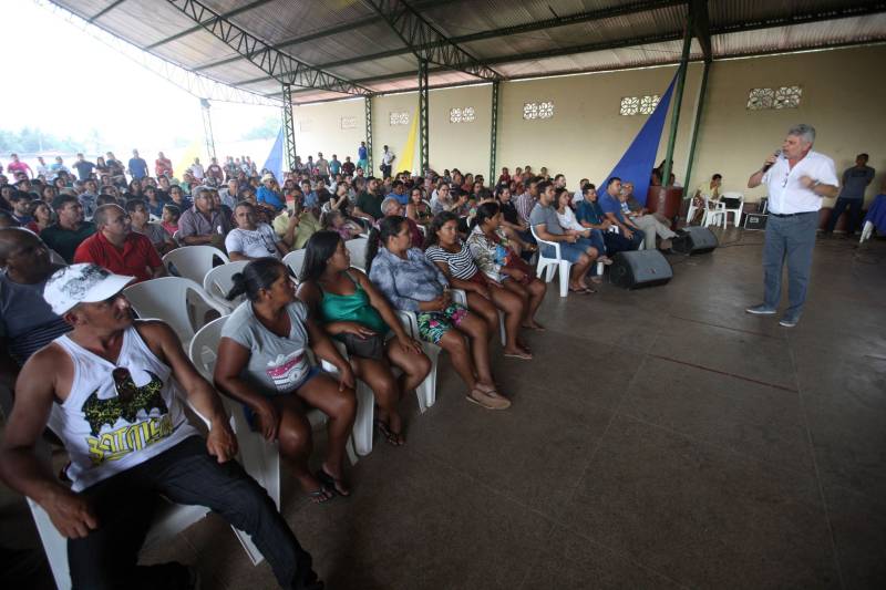 O Governo do Estado entregou (foto) na tarde desta sexta-feira (29), a ordem de serviço para a pavimentação de três quilômetros de vias no munícipio de Bonito, no Nordeste do Estado. O documento foi entregue pelo chefe do Núcleo de Governo, José Megale. O investimento na ordem de R$ 1,3 milhão faz parte dos esforços do Governo do Estado em levar mais qualidade de vida à população. A assinatura contou com a participação do presidente da Assembleia Legislativa do Estado (Alepa), deputado Márcio Miranda, e do deputado Milton Campos, que também entregou as chaves de uma retroescavadeira adquirida através de emenda parlamentar.
FOTO: SIDNEY OLIVEIRA / AG. PARÁ
DATA: 29.06.2018
BONITO - PARÁ <div class='credito_fotos'>Foto: Sidney Oliveira/Ag. Pará | <a href='/midias/2018/originais/40f5b9b9-f330-4b70-89f7-25716a5717b4.jpg' download><i class='fa-solid fa-download'></i> Download</a></div>