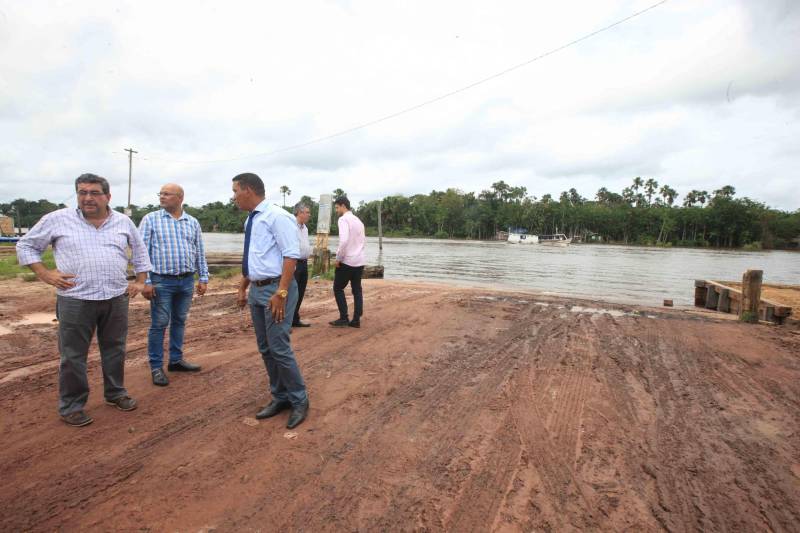 Mais de 300 produtores compareceram à arena Bira's, em Igarapé-Miri, no nordeste paraense, na manhã de quinta-feira (15), em busca de informações sobre crédito, qualificação profissional, regularização fundiária e cadeia produtiva. O público foi atendido pela "Caravana Pará 2030 - Igarapé-Miri", promovida pelo governo do Estado, que levou ao município os serviços de várias secretarias, bancos e instituições ligadas à produção e à intermediação de negócios.
FOTO: RODOLFO OLIVEIRA / AG. PARÁ
DATA: 16.03.2018
IGARAPÉ-MIRI - PARÁ <div class='credito_fotos'>Foto: Rodolfo Oliveira/Ag. Pará | <a href='/midias/2018/originais/40fede82-4ecb-4401-9a23-131c8a223f9d.jpg' download><i class='fa-solid fa-download'></i> Download</a></div>
