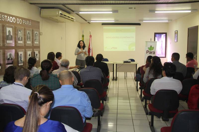 Acompanhar o impacto do setor de turismo na economia paraense. Esse é o principal objetivo da edição 2018 do Boletim do Turismo do Estado do Pará, que traz informações sobre o segmento turístico no estado. O produto foi desenvolvido pela Fundação Amazônia de Amparo a Estudos e Pesquisas (Fapespa), em parceria com a Secretaria de Estado de Turismo (Setur), e lançado na manhã desta terça-feira, 03, no auditório da Setur, em meio à Reunião (foto) do Grupo Interinstitucional de Análise Conjuntural (Geac).
FOTO: ISRAEL PEGADO / ASCOM SETUR-PA
DATA: 03.07.2018
BELÉM - PARÁ <div class='credito_fotos'>Foto: ISRAEL PEGADO / ASCOM SETUR | <a href='/midias/2018/originais/41005cab-ac8f-4b01-a55b-b019a1de6e7b.jpg' download><i class='fa-solid fa-download'></i> Download</a></div>