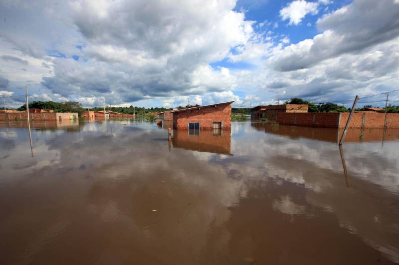 Em Marabá (foto) já são 198 famílias desabrigadas, 58 desalojadas e 194 afetadas. O município conta com cinco abrigos oficiais e dois não oficiais - estruturados pela própria comunidade. As famílias já começaram a receber o benefício eventual por meio das Secretarias Estadual e Municipal de Assistência Social.

FOTO: MÁCIO FERREIRA / AG. PARÁ
DATA: 16.02.2018
MARABÁ - PARÁ <div class='credito_fotos'>Foto: MÁCIO FERREIRA/ AG. PARÁ   |   <a href='/midias/2018/originais/4100c403-2c2f-4e34-b82e-f8a552c2563d.jpg' download><i class='fa-solid fa-download'></i> Download</a></div>