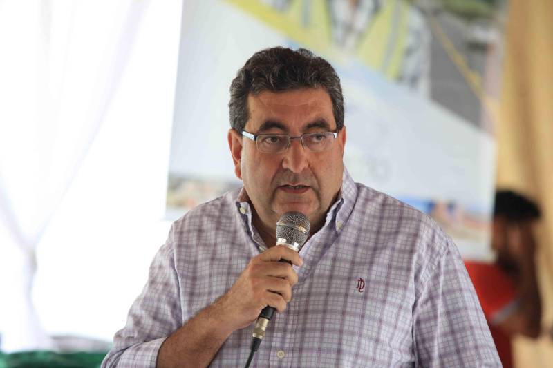 Mais de 300 produtores compareceram à arena Bira's, em Igarapé-Miri, no nordeste paraense, na manhã de quinta-feira (15), em busca de informações sobre crédito, qualificação profissional, regularização fundiária e cadeia produtiva. O público foi atendido pela "Caravana Pará 2030 - Igarapé-Miri", promovida pelo governo do Estado, que levou ao município os serviços de várias secretarias, bancos e instituições ligadas à produção e à intermediação de negócios. Na foto, o titular da Sedeme, Adnan Demachki.
FOTO: RODOLFO OLIVEIRA / AG. PARÁ
DATA: 16.03.2018
IGARAPÉ-MIRI - PARÁ <div class='credito_fotos'>Foto: Rodolfo Oliveira/Ag. Pará | <a href='/midias/2018/originais/411041ee-5417-4448-96dd-c6302b2ab3f0.jpg' download><i class='fa-solid fa-download'></i> Download</a></div>