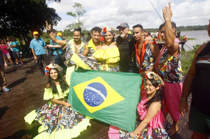 Uma reabertura feita a milhares de mãos. A fita inaugural colocada no inicio da trilha principal do Parque do Utinga foi rompida por mais de cinco mil pessoas ansiosas pelo inicio da caminhada, marcando o segundo dia da programação de reabertura do mais novo espaço paraense de lazer e interatividade com a natureza. Misturado aos populares, o governador Simão Jatene andou os quatro quilômetros que separam a entrada do parque ao seu ponto final, o Recanto da Volta.
FOTO: THIAGO GOMES / AG. PARÁ
DATA: 17.03.2018
BELÉM - PARÁ <div class='credito_fotos'>Foto: Thiago Gomes /Ag. Pará | <a href='/midias/2018/originais/4112faaf-1422-480a-8ad1-c52f6189d5e5.jpg' download><i class='fa-solid fa-download'></i> Download</a></div>