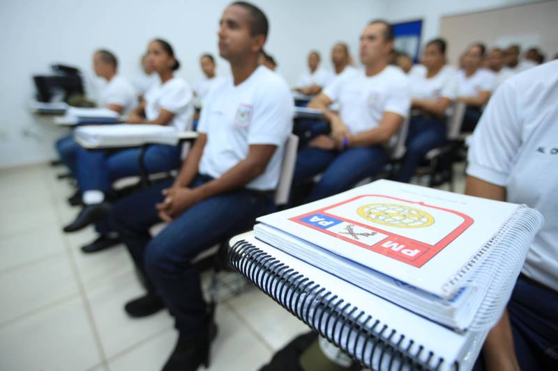 Cerca de 2.400 policiais militares que estão em processo de formação por meio dos Cursos de Formação de Praças (CFP), de Oficiais (CFO), de Habilitação de Oficiais (CHO) e de Adaptação de Oficiais (CHO). Os alunos do Curso de Formação de Praças da PMPA ingressarão no serviço externo ao final do 2º módulo da formação, previsto para abril.
FOTO: MÁCIO FERREIRA / AG. PARÁ
DATA: 15.02.2018
BELÉM - PARÁ <div class='credito_fotos'>Foto: MÁCIO FERREIRA/ AG. PARÁ | <a href='/midias/2018/originais/411f5ad3-4bf2-4c8c-8cb7-cb99d30a8365.jpg' download><i class='fa-solid fa-download'></i> Download</a></div>