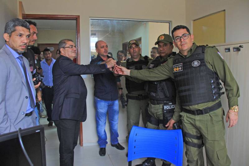 O município de Sapucaia recebeu nesta quarta-feira, 5, uma Unidade Integrada Pro Paz (UIPP, na foto). Um investimento do Governo do Estado de R$ 1.134.131,00. Segundo o Secretário de Estado de Segurança Pública, Luiz Fernandes, afirma que já mais de 80 novas UIPP’s no Pará, com as reformadas e reestruturadas esse número chega a 120 unidades. O titular da SEGUP destaca que o mais importante não é a estrutura física, mas o conceito empregado. De Sapucaia, a comitiva foi para Redenção onde inaugurou o 7º Batalhão de Polícia Militar, uma obra orçada em R$ 2.808.000,00. Atualmente o BPM conta com 145 policiais, 6 viaturas incluindo a Patrulha Rural e 12 motocicletas. O Comandante do Batalhão, o Major José Ricardo Chaves, informou que a maior ocorrência no município são roubos de motos, mas pontuou que a maior parte dos veículos é encontrada pela PM na cidade e cidades vizinhas.

FOTO: RODOLFO OLIVEIRA / AG PARÁ
DATA: 05.12.2018
SAPUCAIA - PARÁ <div class='credito_fotos'>Foto: Rodolfo Oliveira/Ag. Pará   |   <a href='/midias/2018/originais/4126ce92-17d6-44a1-90c0-b720935a0a11.jpg' download><i class='fa-solid fa-download'></i> Download</a></div>