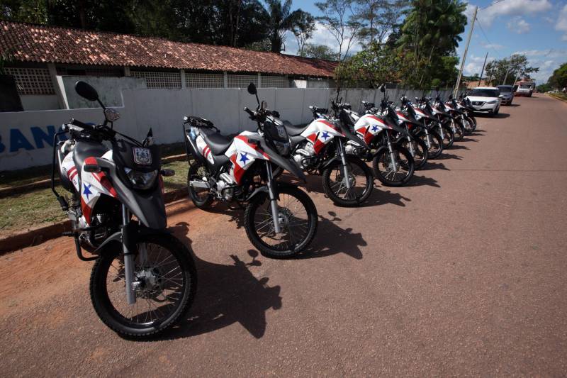 Os batalhões de Policiamento da PM de Barcarena (foto) e Abaetetuba, no Baixo Tocantins, receberam na tarde desta quinta-feira (21), 14 viaturas e 20 motocicletas para o reforço da segurança pública nas cidades. Os dois municípios pertencem ao Comando de Policiamento Regional IX, que realiza o policiamento em 10 municípios da região. O CPR IX também está formando 134 novos policias que deverão ser integrados ao policiamento no mês de julho. Participaram da entrega o comandante geral da PM, coronel Hilton Benigno, o presidente da Assembleia Legislativa do Pará (Alepa), deputado estadual Márcio Miranda e os deputados Ana Cunha e Celso Sabino. O coronel Hilton Benigno comentou que toda a frota de veículos da PM foi renovada. “A renovação traz melhores condições de trabalho ao policial”, afirmou.
FOTO: THIAGO GOMES / AG. PARÁ
DATA: 21.06.2018
BARCARENA - PARÁ <div class='credito_fotos'>Foto: Thiago Gomes /Ag. Pará | <a href='/midias/2018/originais/4128c974-8777-4a0d-98a4-ba79555327b4.jpg' download><i class='fa-solid fa-download'></i> Download</a></div>