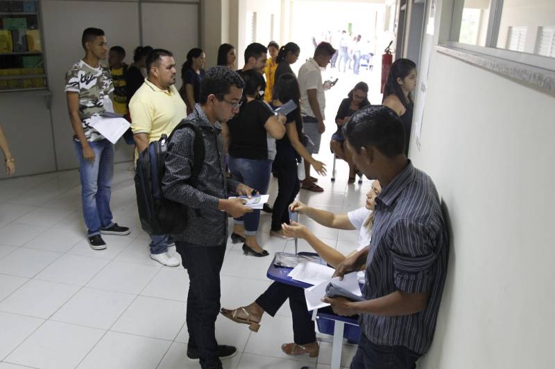 Um total de 27.938 candidatos se inscreveram para participar do concurso promovido pela Superintendência do Sistema Penitenciário do Estado (Susipe). Foram ofertadas 969 vagas e as provas iniciaram neste domingo (11), mas somente 22.875 compareceram. O balanço foi divulgado pela AOCP Concursos Públicos, organizadora do certame. No próximo domingo (18), a expectativa é a de que 11.939 candidatos façam prova para o cargo de agente prisional. A titular da Secretária de Estado de Administração (Sead), Alice Viana fez uma avaliação do concurso no final da tarde deste domingo. “A primeira etapa do concurso da Susipe foi um marco importante do sistema de gestão penitenciária, com a ampliação do efetivo de servidores para nível médio e superior. O concurso transcorreu dentro da normalidade e faz parte das medidas de combate a criminalidade, além de dotar o sistema de segurança das condições necessárias para o desenvolvimento do seu trabalho. Esperamos que no próximo domingo (18) quando será realizado o primeiro grande concurso para seleção de agentes prisionais, tudo ocorra dentro da normalidade também”, pontuou.
FOTO: AKIRA ONUMA / ASCOM SUSIPE
DATA: 11.03.2018
BELÉM - PARÁ <div class='credito_fotos'>Foto: Akira Onuma / Ascom Susipe | <a href='/midias/2018/originais/412ed52e-62e9-441f-9573-44f23e835d35.jpg' download><i class='fa-solid fa-download'></i> Download</a></div>