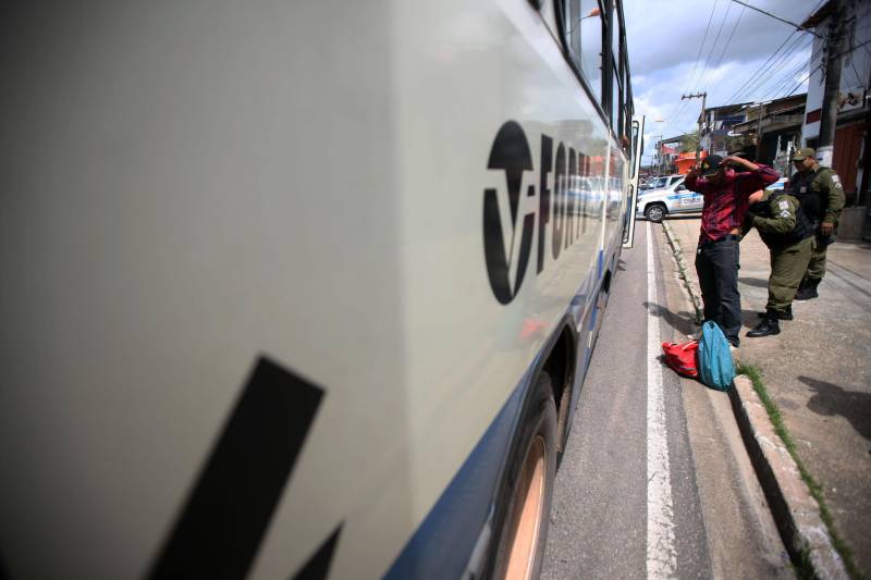 Militares do 1º Batalhão de Policiamento Militar (BPM) realizaram na manhã desta terça-feira, 15, a operação Ônibus Seguro, no bairro do Barreiro, em Belém. Quinze policiais em quatro viaturas, subordinados ao Comando de Policiamento da Capital, participaram da operação fazendo a abordagem e revista nos ônibus que circulam no perímetro, assim como a orientação aos usuários. Durante as duas horas da operação realizada nesta terça-feira, 15, pela manhã, na Pedro Álvares Cabral com Passagem Mirandinha (foto), nenhuma ocorrência foi registrada.

FOTO: THIAGO GOMES / AG. PARÁ
DATA: 15.05.2018
BELÉM - PARÁ <div class='credito_fotos'>Foto: Thiago Gomes /Ag. Pará   |   <a href='/midias/2018/originais/413218cc-4108-4cef-bb7b-2999b9b52344.jpg' download><i class='fa-solid fa-download'></i> Download</a></div>