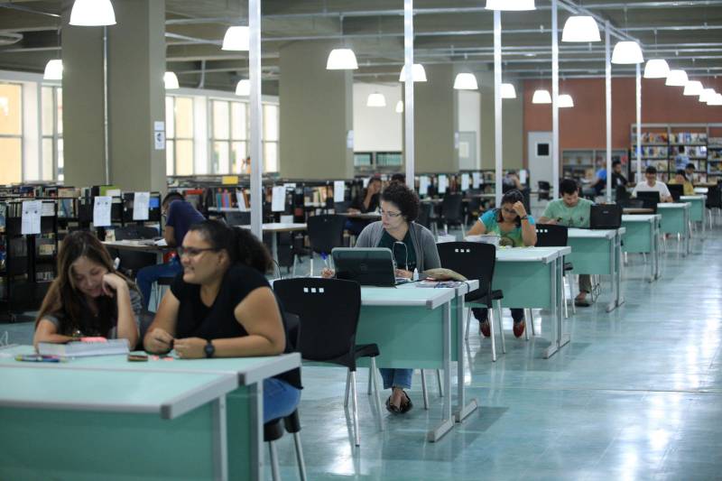 Biblioteca Pública Arthur Vianna, localizada no prédio do Centur. Com mais de 140 anos, o local é uma das principais referências na área em Belém, recebendo uma média de mil usuários por dia. Antes da popularização de instrumentos tecnológicos e sites especializados, a “biblioteca do Centur”, como é conhecida, era uma das principais fontes de pesquisa para alunos de todos os níveis de ensino em Belém.
FOTO: MÁCIO FERREIRA / AG. PARÁ
DATA: 02.03.2018
BELÉM - PARÁ <div class='credito_fotos'>Foto: MÁCIO FERREIRA/ AG. PARÁ | <a href='/midias/2018/originais/413378ec-5d10-4ae9-9107-8cc6f5ff2e81.jpg' download><i class='fa-solid fa-download'></i> Download</a></div>