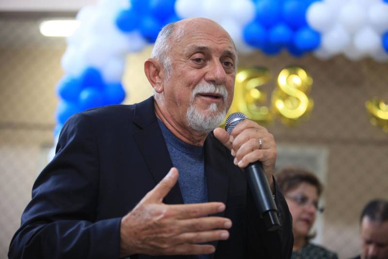 "Hoje vim para uma agenda de inauguração, mas vivi uma experiência de amor, que emana em cada ação dos alunos, professores, direção e de cada um que faz parte desta escola que se torna tão especial porque tem alma". A declaração foi feita pelo governador Simão Jatene (foto), nesta terça, 27, durante a inauguração da obra de reforma e ampliação da Escola Álvares de Azevedo, localizada no Bairro de Batista Campos, em Belém. O governador transformou a inauguração em uma grande confraternização. Passou a tarde na Escola e fez questão de cantar e dançar com os alunos, que expressaram muita gratidão pela obra. Atendendo atualmente 436 alunos, a “Álvares de Azevedo” é uma Unidade Especializada dedicada à educação de estudantes com deficiência visual, e que trabalha nos eixos da educação e da habilitação.
FOTO: MÁCIO FERREIRA / AG. PARÁ
DATA: 27.03.2018
BELÉM - PARÁ <div class='credito_fotos'>Foto: MÁCIO FERREIRA/ AG. PARÁ | <a href='/midias/2018/originais/413f8249-de79-4a39-9490-f04c8bcec889.jpg' download><i class='fa-solid fa-download'></i> Download</a></div>