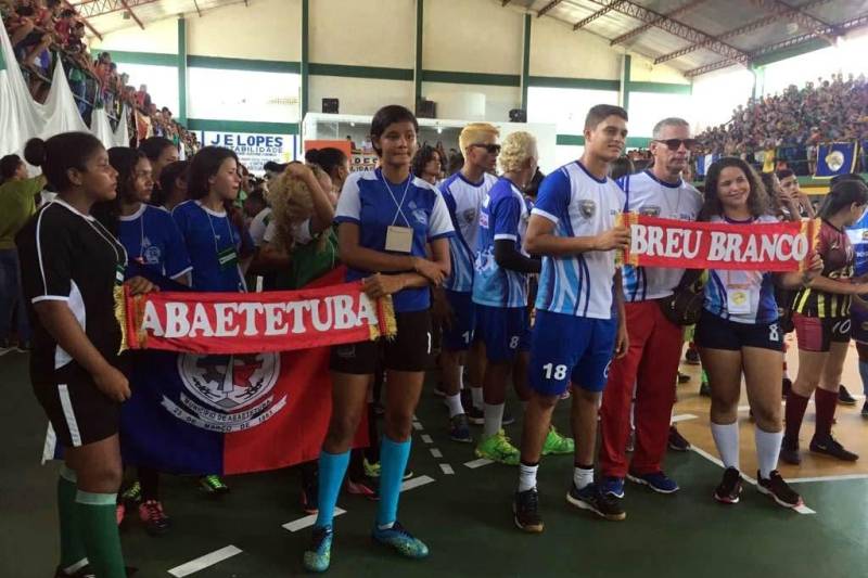 A cidade de Igarapé-Açu, no nordeste do Estado, sedia, até o próximo dia 20, a terceira etapa regional da 60ª edição dos Jogos Estudantis Paraenses (Jeps), uma ação esportivo-educacional que, ao longo de 60 anos propõe disseminar a cultura da paz e descobrir talentos esportivos. Cerca de 800 pessoas, entre atletas, professores e a comunidade participaram da cerimônia de abertura, nesta quarta-feira, 16, no ginásio Daniel Torres. Além de Igarapé-Açu, a terceira etapa também ocorre no município de Mocajuba (foto).
FOTO: DIVULGAÇÃO
DATA: 16.05.2018
MOCAJUBA - PARÁ <div class='credito_fotos'>Foto: Divulgação | <a href='/midias/2018/originais/413f8c11-f84f-4ee3-b4e0-87446e5808c4.jpg' download><i class='fa-solid fa-download'></i> Download</a></div>