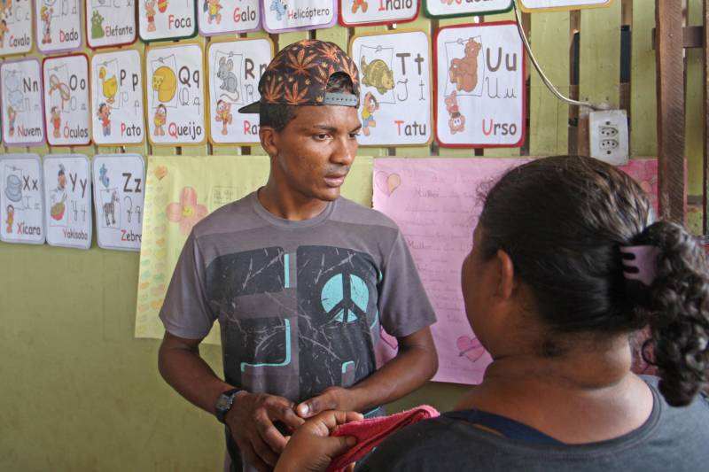 Aos 22 anos, Cláudio Cardoso (foto) está desempregado e procura um trabalho para sustentar o filho. Neste domingo (11) ele aproveitou a presença da Caravana Pro Paz no município de Barcarena, distante 15 quilômetros da capital, para retirar seus documentos e até aproveitou para cortar os cabelos. Na segunda-feira (12) pretende sair em busca de um emprego. Ele é um dos mil beneficiados pelos atendimentos feitos na cidade pela Caravana Pro Paz, uma ação do Governo do Pará, que busca garantir o acesso da população mais carente a serviços de atenção às necessidades básicas do cidadão, como atendimentos médicos, exames, vacinação, entre outros, com ações de mobilização em diversas regiões e municípios, a fim de fortalecer a cidadania paraense. “Os documentos e aparências são muito importantes para conseguir um trabalho, por isso estou aproveitando para fazer tudo para na segunda-feira continuar procurando emprego”, comentou Claudio. Ele está separado e quer encontrar um trabalho para sustentar o filho. A Caravana Pro Paz está iniciando os trabalhos em 2018 por Barcarena, nas comunidades de Vila Nova, Bom futuro e Burajuba afetadas pelo transbordamento de rejeitos da Hydro Alunorte, no início deste mês. Os serviços de retirada de documentos (Certidão de Nascimento, RG, Registro Social, ID Jovem), atendimento médico (pediatria, ginecologia e clínica geral), consulta jurídica, exames vacinas e cortes de cabelo foram ofertados em parceria com a Prefeitura do município.
FOTO: IGOR BRANDÃO / AG PARÁ
DATA: 11.03.2018
BARCARENA - PARÁ <div class='credito_fotos'>Foto: IGOR BRANDÃO / AG. PARÁ | <a href='/midias/2018/originais/4144dc36-9d4f-4924-99da-2f576dbeef88.jpg' download><i class='fa-solid fa-download'></i> Download</a></div>