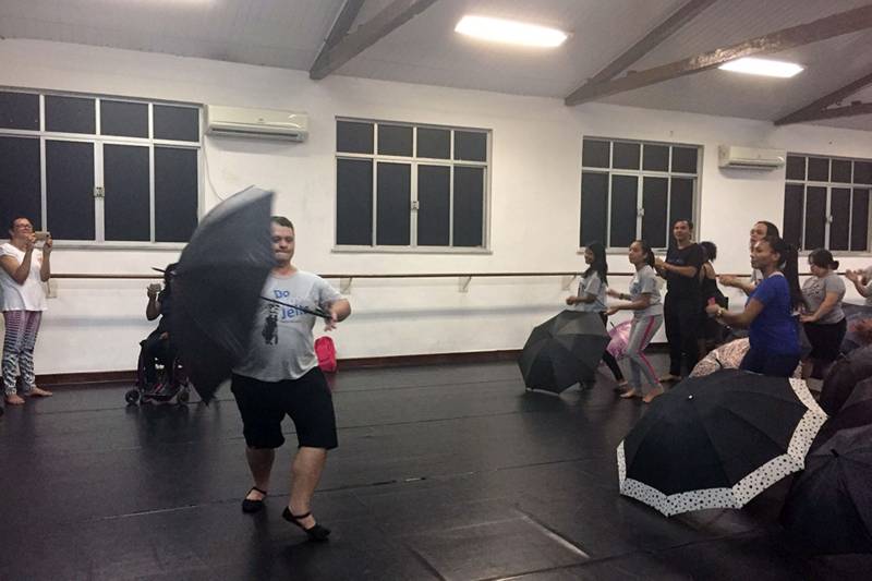 Sintonia, entusiasmo e uma energia contagiante, é assim o ensaio dos mais de 60 alunos do Projeto “Do Nosso Jeito” da Fundação Cultural do Pará. A sala de Dança na Casa da Artes fica repleta de risos, dança e brilho nos olhos dos alunos, instrutores e pais das crianças, jovens e adultos do projeto.
FOTO: ASCOM FCP
DATA: 16.11.2018
BELÉM - PARÁ <div class='credito_fotos'>Foto: ASCOM FCP | <a href='/midias/2018/originais/414be9ff-de8d-4ddc-9748-335e2cb5ba42.jpg' download><i class='fa-solid fa-download'></i> Download</a></div>