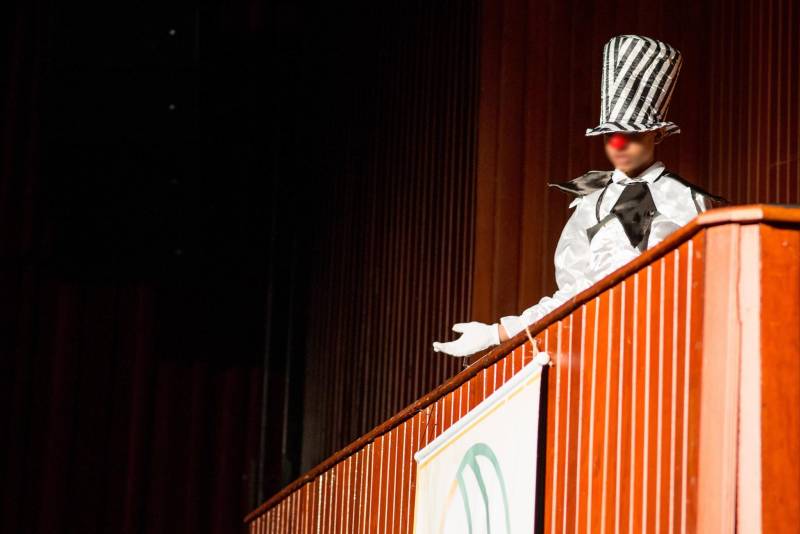 João*, de 17 anos, é natural de Bragança, nordeste do Pará. Há sete meses cumpre medida socioeducativa em uma unidade de internação do Estado após cometer um ato infracional no município onde reside. Mas na manhã desta terça-feira (5), em Belém, pôde vivenciar uma experiência inédita: participou de um espetáculo de teatro (foto) diante de dezenas de pessoas que se reuniram no Teatro Margarida Schivasappa, ao lado de outros 30 adolescentes e jovens privados de liberdade. Uma iniciativa pioneira no país que busca promover a ressocialização por meio da arte, fruto das atividades e oficinas pedagógicas realizadas dentro de espaços gerenciados pela Fundação de Atendimento Socioeducativo do Pará (Fasepa). “Eu nunca tinha vindo em um teatro e isso ficará marcado em mim”, disse o socioeducando. Tímido, ele revelou a vontade de deixar para trás os erros cometidos e seguir um futuro completamente novo, com os primeiros passos sendo dados hoje. “Isso despertou algo dentro de mim, pensar na minha vida e em sair do mundo das drogas. Quem sabe me tornar um ator?” divagou.

FOTO: FERNANDO SETTE / ASCOM IOE
DATA: 05.06.2018
BELÉM - PARÁ <div class='credito_fotos'>Foto: FERNANDO SETTE CÂMARA / ASCOM IOE   |   <a href='/midias/2018/originais/414cbf8e-5879-4f09-86d7-b8b6217aa03e.jpg' download><i class='fa-solid fa-download'></i> Download</a></div>
