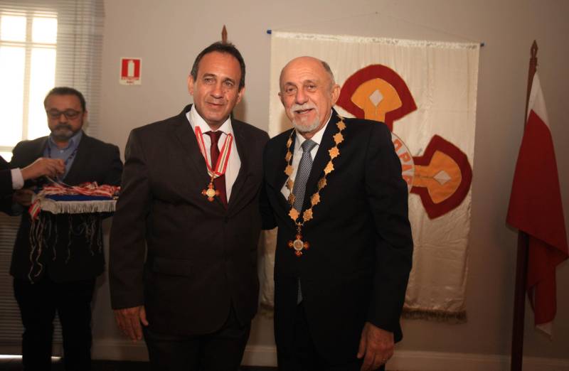 O Governo do Estado do Pará concedeu hoje 230 comendas do Mérito Grão-Pará (foto), a mais alta do Estado, a autoridades e servidores que se destacaram nos últimos oito anos de serviços prestados à população. “O ciclo que encerramos hoje não encerra nossa missão de servir ao público, porque uma vez servidores públicos, trabalhando em benefício da população, nunca mais deixamos de sê-lo, pois essa missão fica gravada em nossos corações”, disse o governador Simão Jatene aos agraciados. O governador entregou, pessoalmente, uma a uma as condecorações.  Das 230 medalhas, 14 foram no grau de Grande Oficial, 60 no grau de Comendador, 8 no grau de Oficial e 11 no grau de Cavaleiro aos servidores civis. Entre os militares, 4 receberam no grau de Comendador, 38 de Oficial e 109 no grau de Cavaleiro.

FOTO: CRISTINO MARTINS / AG. PARÁ
DATA: 31.12.2018
BELÉM - PARÁ <div class='credito_fotos'>Foto: Cristino Martins/Ag. Pará   |   <a href='/midias/2018/originais/41601e7e-b853-45e2-92e9-1877e9d7d584.jpg' download><i class='fa-solid fa-download'></i> Download</a></div>