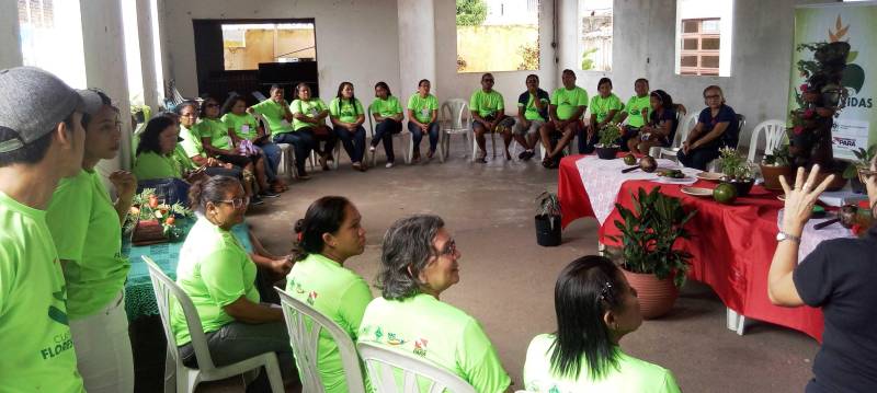 Produção de mudas foi um dos itens do curso “Envasamento de plantas e noções de paisagismo” (foto), encerrado nesta sexta-feira (4), na Paróquia Nossa Senhora do Livramento, no Bairro do Paracuri, Distrito de Icoaraci, em Belém. A capacitação resultou da parceria entre a Empresa de Assistência Técnica e Extensão Rural do Estado do Pará (Emater) e o Núcleo de Articulação e Cidadania (NAC), dentro do Projeto Cultivando Flores e Vida. A iniciativa beneficia moradores de comunidades carentes da Região Metropolitana de Belém ao oferecer oportunidade de inclusão socioprodutiva a pessoas em situação de vulnerabilidade social.
FOTO: ASCOM / EMATER
DATA: 04.05.2018
ICOARACI - PARÁ <div class='credito_fotos'>Foto: ASCOM EMATER | <a href='/midias/2018/originais/4171744c-be0f-492d-9588-dd51210d8828.jpg' download><i class='fa-solid fa-download'></i> Download</a></div>