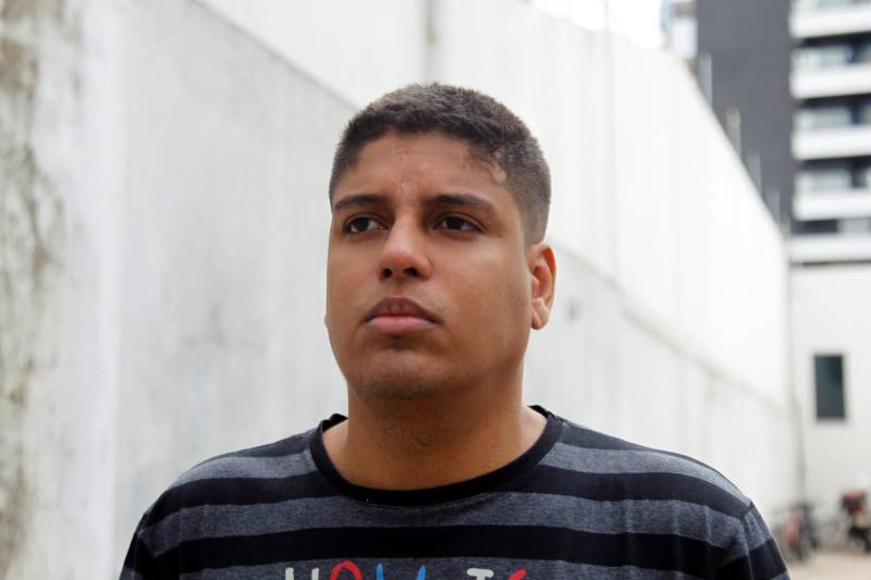 O Conselho Nacional de Justiça (CNJ) implantará a partir de maio o Banco Nacional de Monitoramento de Prisões 2 (BNMP 2.0), que vai manter atualizado o cadastro nacional de pessoas privadas de liberdade em todo o país. O sistema BNMP 2.0 tem o objetivo de integrar todos os Tribunais de Justiça do país com os dados da pessoa presa. No Pará, a atualização será feita por servidores do Tribunal de Justiça do Estado do Pará (TJE), em parceria com a Superintendência do Sistema Penitenciário do Estado (Susipe). Na foto, Renan Almeida da Silva, gerente de desenvolvimento de sistemas da Susipe.
FOTO: AKIRA ONUMA / ASCOM SUSIPE
DATA: 24.04.2018
BELÉM - PARÁ <div class='credito_fotos'>Foto: Akira Onuma / Ascom Susipe | <a href='/midias/2018/originais/41743067-97e7-455d-b967-6c978d606bf8.jpg' download><i class='fa-solid fa-download'></i> Download</a></div>