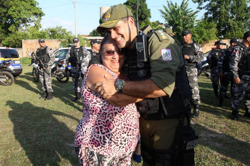 Mais de 150 agentes de segurança pública realizaram a megaoperação Arcanjo, em Belém, na quinta-feira (8), sob a coordenação geral do Comando de Policiamento da Capital (CPC I) da Polícia Militar. Nesta edição, as ações foram concentradas nos bairros do Tapanã, Bengui e Pratinha, localizados na área do 24º Batalhão da PM. Para a presidente do Conselho de Segurança Comunitário do Tapanã (Conseg II), Aracélia Cavalcante (foto), a operação Arcanjo aproxima a polícia da comunidade, contribuindo para a interação com as autoridades da área de segurança pública, principalmente no bairro do Tapanã, que possui mais de 70 mil habitantes.
FOTO: CARLOS SODRÉ / AG. PARÁ
DATA: 08.11.2018
BELÉM - PARÁ <div class='credito_fotos'>Foto: CARLOS SODRÉ / AG. PARÁ | <a href='/midias/2018/originais/418a2188-19d1-47f9-8ced-8f1b2050427d.jpg' download><i class='fa-solid fa-download'></i> Download</a></div>