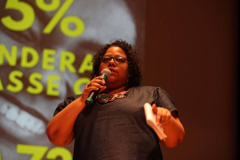 A desconstrução de estereótipos de raça na comunicação e a construção de marcas no Instagram foram os temas das duas palestras desta tarde de terça-feira (12) no “Publicom Belém 2018. O público formado por assessores de comunicação do Governo, profissionais de comunicação, professores e estudantes da área prestigiaram o segundo e último dia do evento que acontece no Teatro do Sesi, em Belém. A palestra “Desconstruindo estereótipos de raça na comunicação”, foi ministrada pelas comunicólogas Helaine Martins (blusa preta) e Joana Mendes (blusa branca), da Idánimo Consultoria, agência especializada em comunicação com e sobre os públicos negro, feminino e LGBT.

FOTO: RODOLFO OLIVEIRA / AG. PARÁ
DATA: 12.06.2018
BELÉM - PARÁ <div class='credito_fotos'>Foto: Rodolfo Oliveira/Ag. Pará   |   <a href='/midias/2018/originais/418fb3c8-721a-40ab-9f72-3a435254e1f5.jpg' download><i class='fa-solid fa-download'></i> Download</a></div>