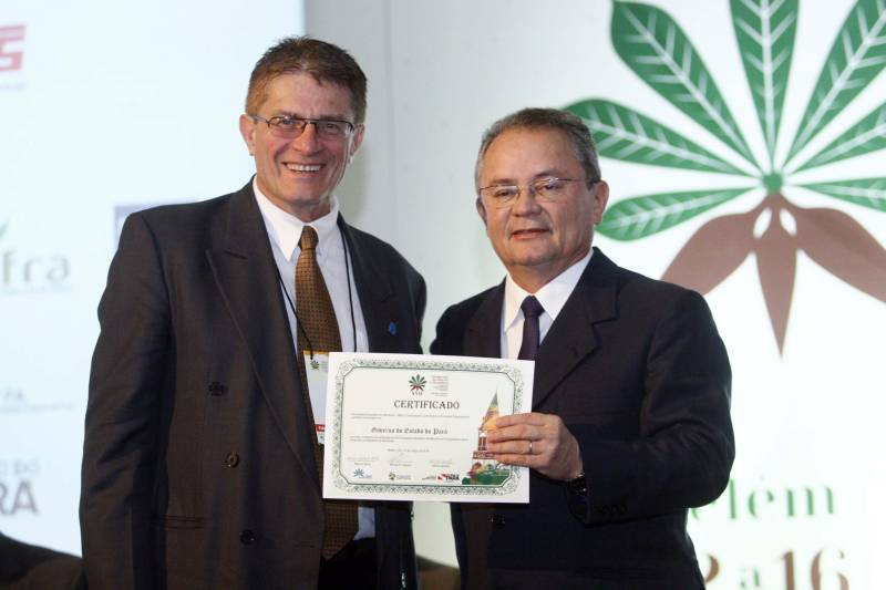 Autoridades, cientistas, empresários e produtores rurais participaram, na noite desta segunda-feira (12), no Hangar Convenções e Feiras da Amazônia, da abertura do XVII Congresso Brasileiro de Mandioca e do II Congresso Latino-Americano e Caribenho de Mandioca, os dois mais importantes eventos voltados à mandiocultura no Brasil e no continente, que ocorrem pela primeira vez no Pará. Durante a abertura dos congressos, autoridades, produtores e técnicos que trabalham para o desenvolvimento da cadeia produtiva da mandioca receberam certificados pela contribuição (foto).
FOTO: THIAGO GOMES / AG. PARÁ
DATA: 12.03.2018
BELÉM - PARÁ <div class='credito_fotos'>Foto: Thiago Gomes /Ag. Pará | <a href='/midias/2018/originais/41993eaf-c9dc-43ba-8f38-11740d23dd85.jpg' download><i class='fa-solid fa-download'></i> Download</a></div>