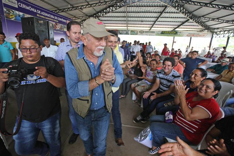 Onze municípios do sul e sudeste paraense recebem recursos do Estado para recuperar ruas e vicinais atingidas pelas enchentes e fortes chuvas que caem na região. Em agenda oficial nesta sexta-feira (6), o governador Simão Jatene assinou, pela manhã, no Parque de Exposições Valeu Boi Leilões, em Rio Maria, os convênios que garantem o repasse de cerca de R$ 4 milhões. As obras de caráter emergencial serão executadas pelas prefeituras em parceria com a Secretaria de Estado de Transportes (Setran). O objetivo é recuperar a trafegabilidade nessas localidades e assegurar o direito de ir e vir da população. Na manhã desta sexta, foram assinados nove convênios, com os municípios de Redenção, Pau D’Arco, São Félix do Xingu, Santa Maria das Barreiras, Tucumã, Água Azul do Norte, Xinguara, Bannach e Rio Maria. Além da Setran, participam da ação o Centro Regional de Governo do Sudeste do Pará e a Defesa Civil. “O valor do investimento em cada município vai depender da necessidade verificada pelas equipes do Estado e das prefeituras. O recurso não será usado para reconstruir vias, mas para restabelecer a trafegabilidade”, disse o secretário de Transportes, Kléber Menezes.
FOTO: ANTÔNIO SILVA / AG. PARÁ
DATA: 06.04.2018
RIO MARIA - PARÁ <div class='credito_fotos'>Foto: Antônio Silva/Ag. Pará | <a href='/midias/2018/originais/41a71120-0581-477d-a445-19e1e5804f6c.jpg' download><i class='fa-solid fa-download'></i> Download</a></div>