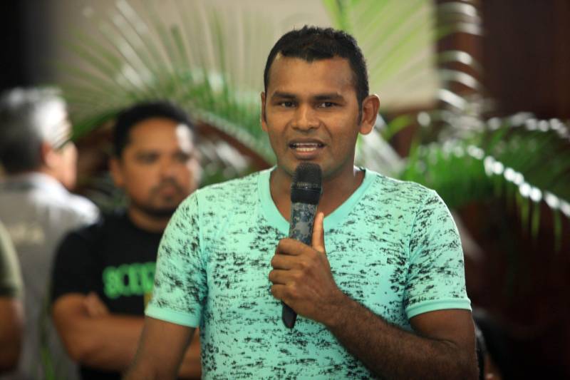 O produtor rural Nilson Corrêa da Silva, 23 anos, mora na comunidade Santo Ezequiel Moreno e produz alimentos em 700 hectares de terra na agrovila Acutipereira, no município de Portel, no arquipélago do Marajó. Mesmo morando e produzindo alimentos na comunidade, ele não possuía título de propriedade de terra. Para beneficiar produtores como Nilson, o governador Simão Jatene entregou, na manhã desta sexta-feira (23), títulos coletivos que beneficiaram mais de mil famílias. Os títulos também beneficiaram comunidades remanescentes de quilombos e povos tradicionais do município marajoara. O Pará foi o Estado que mais titulou áreas em prol dos remanescentes de quilombos no Brasil. Das 170 comunidades tituladas no país, 62 estão no Pará, sendo que destas 53 foram tituladas pelo Instituto de Terras do Pará (Iterpa). Na foto, o presidente da Associação de Remanescentes Quilombolas da Comunidade de São Tomé de Tauçu, Neirivaldo Andrade.

FOTO: MÁCIO FERREIRA / AG. PARÁ
DATA: 23.03.2018
PORTEL - PARÁ <div class='credito_fotos'>Foto: MÁCIO FERREIRA/ AG. PARÁ   |   <a href='/midias/2018/originais/41a966b6-73d5-4577-a543-f74e3d65785a.jpg' download><i class='fa-solid fa-download'></i> Download</a></div>