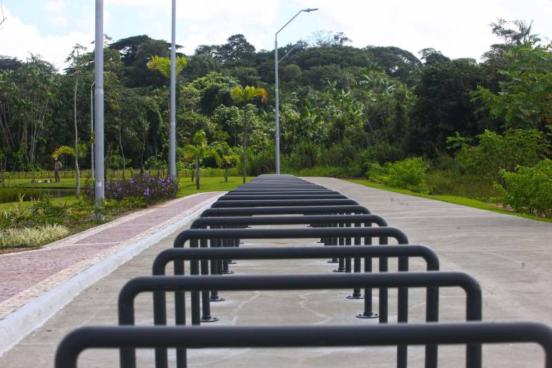 O Parque Estadual do Utinga (PEUt) o mais importante espaço de preservação e estudo da biodiversidade dentro da Região Metropolitana de Belém será reaberto à população a partir desta sexta,16, a partir das 16h30, com apresentações artísticas, com o Boi Veludinho, crianças do Pro Paz e a premiada Orquestra Sinfônica do Theatro da Paz. A apresentação será em um espaço ao ar livre e não será necessária a retirada de ingressos, por esse motivo, a recomendação é que o público chegue cedo, porque a entrada será fechada quando o espaço estiver lotado. No sábado, será realizada uma grande caminhada, a partir das 8 horas, com paradas para informações educativas sobre a fauna, flora e sobre os novos espaços. Por conta da grande quantidade de pessoas, incluindo crianças e idosos, o Corpo de Bombeiros recomendou e, a organização do evento acatou, a necessidade de se evitar durante a manhã do sábado o trânsito de veículos sobre rodas, como carros, bicicletas, skates e patins. Depois das 12 horas e durante todo o funcionamento do parque, a entrada e o uso por praticantes desta modalidade está completamente liberada. No domingo, o parque abrirá às 5h30 e funcionará até as 17h, assim como nos outros dias, de segunda a segunda. As atividades de manutenção do espaço vão requerer que o parque seja fechado para acesso ao público eventualmente, mas essas datas serão definidas de acordo com a demanda.
FOTO: IGOR BRANDÃO / AG PARÁ
DATA: 15.03.2018
BELÉM - PARÁ <div class='credito_fotos'>Foto: IGOR BRANDÃO / AG. PARÁ | <a href='/midias/2018/originais/41af7485-11a8-4fa8-8167-ed882a04a307.jpg' download><i class='fa-solid fa-download'></i> Download</a></div>