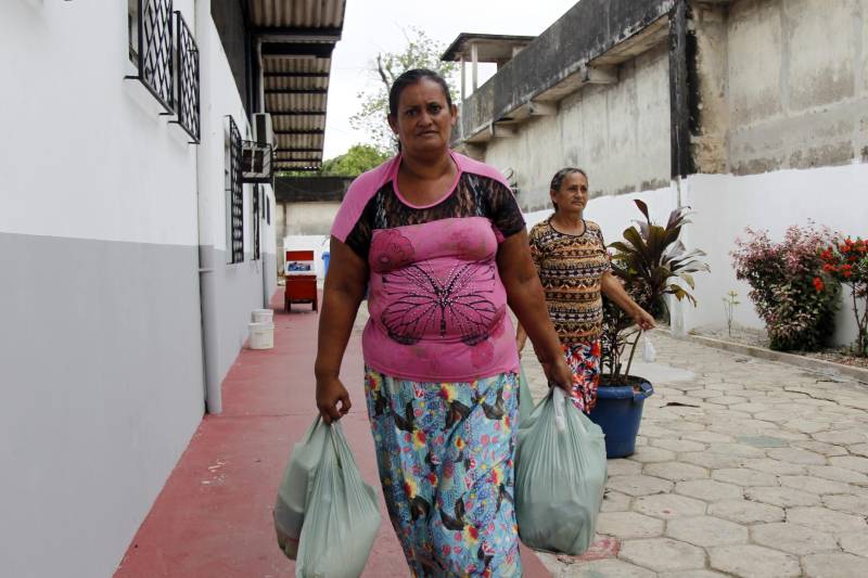 Há dois anos dona Alcione do Socorro (foto) visita o filho que cumpre pena no Presídio Estadual Metropolitano II (PEM II), no Complexo Penitenciário de Marituba. Todos os sábados ela sai do munícipio de Benevides, e chegar a aguardar por até três horas um ônibus passar e parar pra chegar até a penitenciária.
FOTO: AKIRA ONUMA / ASCOM SUSIPE
DATA: 12.05.2018
MARITUBA - PARÁ <div class='credito_fotos'>Foto: Akira Onuma / Ascom Susipe | <a href='/midias/2018/originais/41b3ceb3-5784-41d6-ac59-95c1fa9c1801.jpg' download><i class='fa-solid fa-download'></i> Download</a></div>