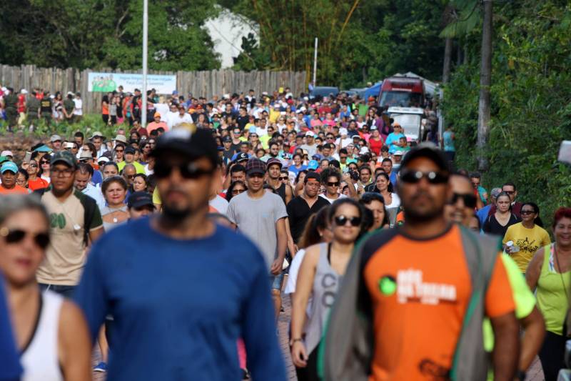 Uma reabertura feita a milhares de mãos. A fita inaugural colocada no inicio da trilha principal do Parque do Utinga foi rompida por mais de cinco mil pessoas ansiosas pelo inicio da caminhada, marcando o segundo dia da programação de reabertura do mais novo espaço paraense de lazer e interatividade com a natureza.
FOTO: SIDNEY OLIVEIRA / AG. PARÁ
DATA: 17.03.2018
BELÉM - PARÁ <div class='credito_fotos'>Foto: Sidney Oliveira/Ag. Pará | <a href='/midias/2018/originais/41bb8105-8044-4752-92e9-f562d155d219.jpg' download><i class='fa-solid fa-download'></i> Download</a></div>