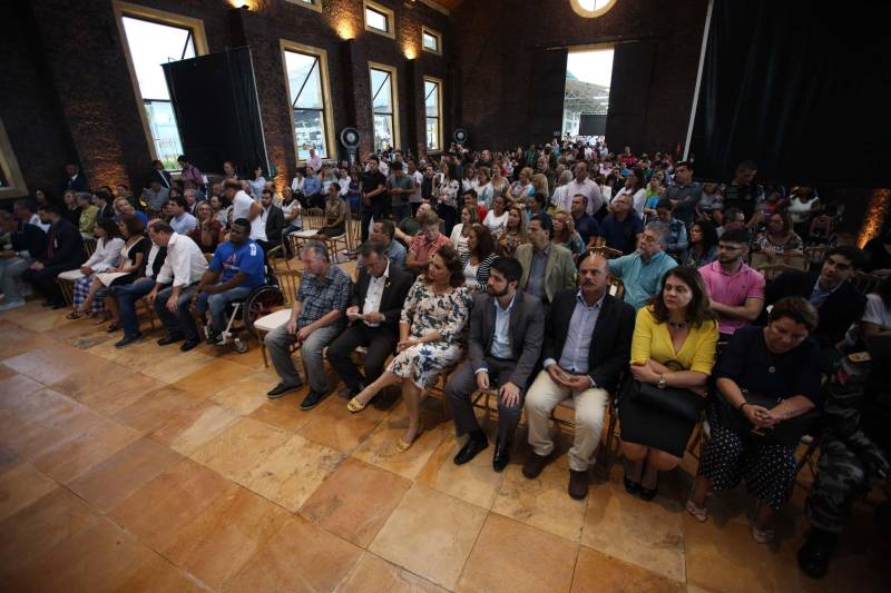 Um espaço moderno, com atendimento de alta qualidade. Assim é o Centro Integrado de Inclusão e Reabilitação (CIIR), inaugurado pelo Governo do Estado na tarde desta quarta-feira (30). O centro integra vários serviços em um único local. Da assistência médica, odontológica, passando pela reabilitação, capacitação, oficinas para produção de próteses e serviço de apoio e diagnósticos em crianças, jovens e adultos com deficiência no Estado do Pará. Localizado na rodovia Arthur Bernardes, em Belém, às margens da Baía do Guajará, o Centro Integrado é o primeiro na região Norte e fica em uma área total de mais de 40 mil metros quadrados. A obra foi iniciada em março de 2014 e está orçada em mais de R$ 32 milhões, recursos do tesouro estadual. O CIIR faz parte das ações previstas pelo Governo do Estado ampliando os serviços já oferecidos pela Secretaria de Estado de Saúde Pública (Sespa). 

FOTO: ANTÔNIO SILVA / AG. PARÁ 
DATA: 30.05.2018 
BELÉM - PARÁ <div class='credito_fotos'>Foto: Antônio Silva/Ag. Pará   |   <a href='/midias/2018/originais/41bdcba6-c16e-4a8c-b4d1-b19a1a10668c.jpg' download><i class='fa-solid fa-download'></i> Download</a></div>