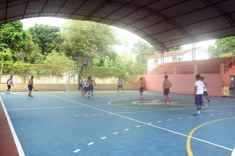 A paralisação deflagrada na manhã desta quarta-feira (2) pelo Sindicato dos Professores em Educação Pública não impediu que quase 98% das escolas estaduais funcionassem normalmente em todo o Estado, conforme levantamento parcial feito pela Secretaria de Educação (Seduc). De 869 escolas no interior e 348 localizadas na Região Metropolitana de Belém, apenas cerca de 2% suspenderam as aulas, apontam os números parciais. Das escolas sob jurisdição das 18 Unidades Seduc na Escola (Uses), 239 funcionaram normalmente pela manhã. Apenas 25 paralisaram parcialmente e 17 suspenderam as aulas. No interior, 580 suspenderam suas atividades parcialmente, e sete não funcionaram. Na foto, funcionamento na escola Avertano Rocha.
FOTO: ELISEU DIAS / ASCOM SEDUC
DATA: 02.05.2018
BELÉM - PARÁ <div class='credito_fotos'>Foto: Eliseu Dias / Ascom Seduc | <a href='/midias/2018/originais/41c686ea-49ee-4656-81ca-150cbe3fae26.jpg' download><i class='fa-solid fa-download'></i> Download</a></div>