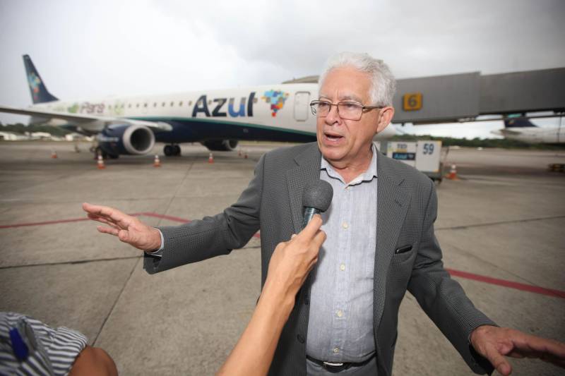 Pousou na tarde desta terça-feira (27) a aeronave modelo Airbus A 320 da Companhia Azul Linhas Aéreas adesivada com a logomarca “Para, A Obra-Prima da Amazônia”. Levando a logomarca em sua aeronave, a companhia promove o turismo paraense nos mercados nacional e internacional. A estratégia é fruto de uma parceria entre a secretaria de estado de Turismo (Setur) e a Azul. A aeronave está voando por toda a malha aérea nacional da Azul e já passou por outros países como Argentina, Uruguai e Guiana Francesa. A companhia tem ampliado suas bases de operações no Pará com rotas regionais, nacionais e internacionais. “ Esta é uma estratégia no sentido de levar a marca do turismo paraense para todos os lugares em que a Azul voa. Desta forma o turismo no Pará é promovido como atividade econômica”, comenta o secretário de Estado de Turismo, Adenauer Goes (foto).
FOTO: THIAGO GOMES / AG. PARÁ
DATA: 27.03.2018
BELÉM - PARÁ <div class='credito_fotos'>Foto: Thiago Gomes /Ag. Pará | <a href='/midias/2018/originais/41cb8a86-2f49-43df-ab66-10b7d3d98737.jpg' download><i class='fa-solid fa-download'></i> Download</a></div>