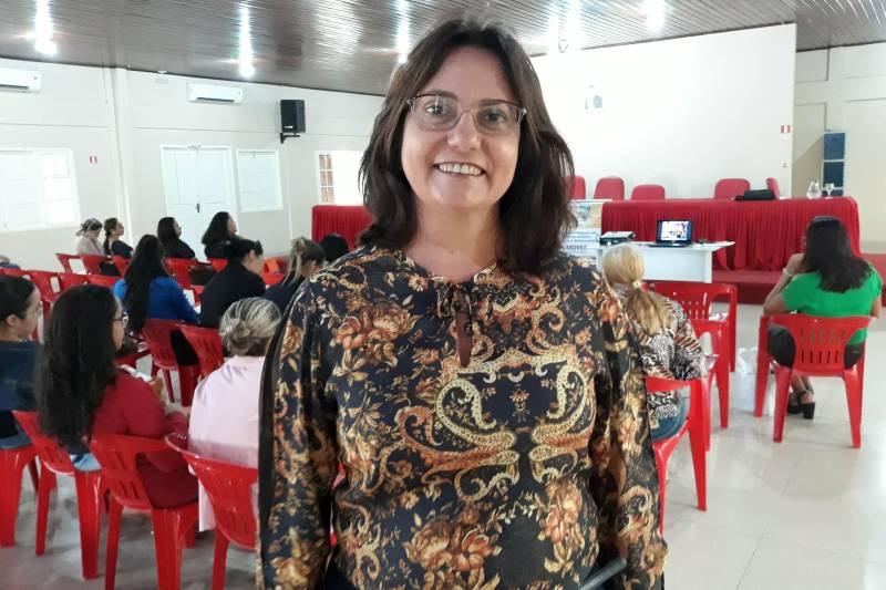 O Movimento pela valorização do Estatuto da Criança e do Adolescente (Mover) realizou nesta terça-feira, 8, o primeiro dia de discussão sobre o fortalecimento do sistema de garantia de direitos da criança e do adolescente, no centro de convenções de Altamira. Reunindo conselheiros tutelares, técnicos dos Centros de Referência Especializado de Assistência Social (Creas) e de Assistência Social (Cras), entre outros, o curso objetivou potencializar a política de atendimento. Na foto, Angelina Valente, coordenadora do Mover.
FOTO: ASCOM PRO PAZ
DATA: 08.05.2018
ALTAMIRA - PARÁ <div class='credito_fotos'>Foto: ASCOM PRO PAZ | <a href='/midias/2018/originais/41d58708-bcb8-485d-a06d-d75a92bda828.jpg' download><i class='fa-solid fa-download'></i> Download</a></div>