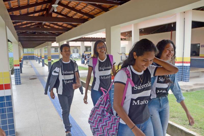 Mais de 600 estudantes contam com um espaço moderno e totalmente revitalizado, com a entrega da Escola de Ensino Médio Salomão Matos (foto), em Salvaterra, no Arquipélago do Marajó. A unidade passou por obras de reforma e ampliação e recebeu, nesta terça-feira (4), a visita da secretária estadual de Educação, Ana Claudia Serruya Hage. “A entrega desta escola é um avanço muito grande, principalmente no termo de infraestrutura. Estamos deixando uma planilha com 142 escolas para próxima gestão entregar em 2019”, destacou a titular da Seduc.

FOTO: FERNANDO NOBRE / ASCOM SEDUC
DATA: 04.12.2018
SALVATERRA - PARÁ <div class='credito_fotos'>Foto: FERNANDO NOBRE/ASCOM SEDUC   |   <a href='/midias/2018/originais/41d79614-33cd-4a19-808c-a01b2d839ee7.jpg' download><i class='fa-solid fa-download'></i> Download</a></div>