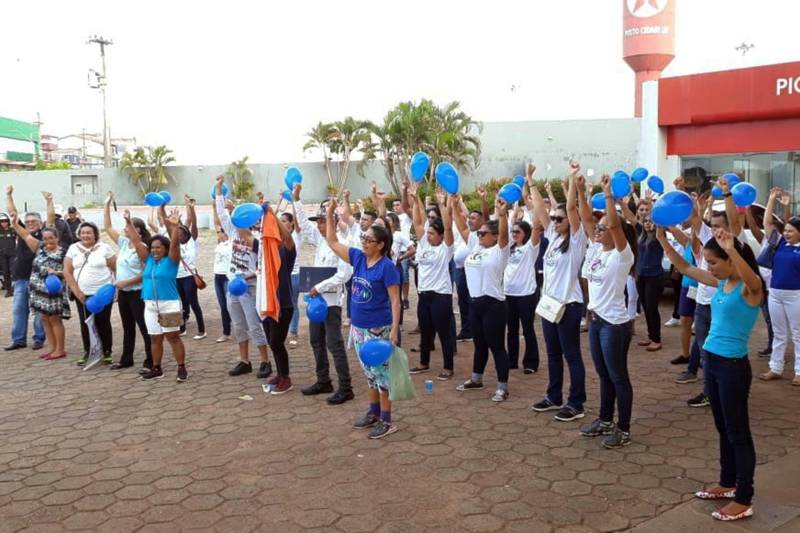A Unidade de Alta Complexidade em Oncologia Dr. Vitor Moutinho (Unacon), em Tucuruí (sudeste do Pará), vem promovendo extensa programação alusiva à Campanha Novembro Azul.
Uma caminhada pelas principais ruas da cidade marcou nesta quara-feira (14) o lançamento oficial da campanha, mobilizando cerca de 200 pessoas.
FOTO: ASCOM SESPA
DATA: 15.11.2018
TUCURUÍ - PARÁ <div class='credito_fotos'>Foto: ASCOM SESPA | <a href='/midias/2018/originais/41de4ae8-09fe-4867-af97-ae1a5afafdd3.jpg' download><i class='fa-solid fa-download'></i> Download</a></div>