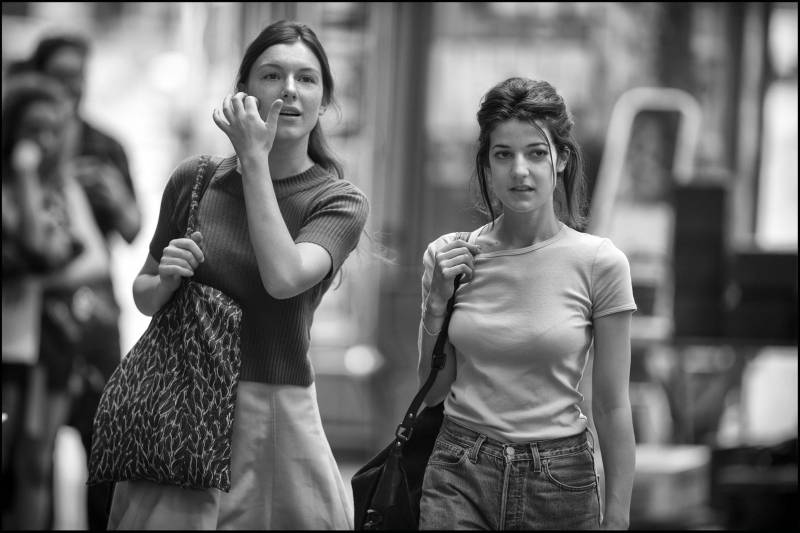 “Amante Por Um Dia”, de Philippe Garrel, entra para as sessões regulares do Cine Líbero Luxardo nesta quinta-feira (31), às 20 h, no prédio da Fundação Cultural do Pará (FCP). O diretor francês apresenta dois conflitos de relacionamento de um homem, um com a filha e outro com a namorada, ambas da mesma idade. A fuga das convenções amorosas do cinema é o que compõe a obra, lançada em 2017 e selecionada para o Festival de Cannes (França). O longa-metragem conta a história de Jeanne (Interpretada por Esther Garrel, filha do diretor), uma jovem que, depois de se separar, procura abrigo na casa do pai, Gilles (Éric Caravaca), mas descobre que ele está se relacionando com uma bela mulher - Ariane (Louise Chevillotte) -, que tem a mesma idade dela.
FOTO: DIVULGAÇÃO
DATA: 30.05.2018
BELÉM - PARÁ <div class='credito_fotos'>Foto: Divulgação | <a href='/midias/2018/originais/41e7ff7d-e911-4306-a131-56d360fc156a.jpg' download><i class='fa-solid fa-download'></i> Download</a></div>