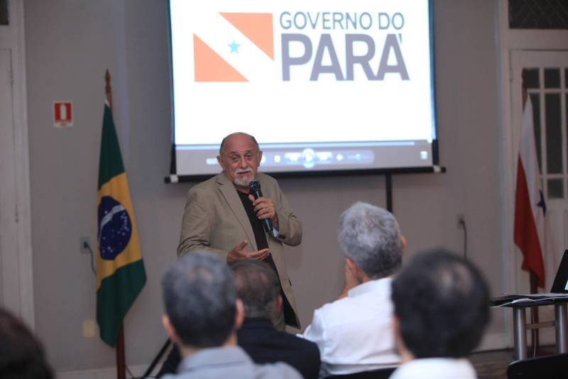 O Secretário de Estado de Transportes, Kleber Menezes, apresentou na tarde desta sexta-feira (4), no Palácio do Governo, o aplicativo "Caminhos do Pará", desenvolvido pela Secretaria de Transportes, jutamente com o novo Portal Digital da Setran, integrado ao app, além de lançar o Mapa Viário do Pará 2018, totalmente atualizado. O evento contou com a presença do governador Simão Jatene e convidados. O aplicativo Caminhos do Pará, disponível gratuitamente para os sistemas IOS e Android, encontra-se completamente integrado ao site institucional da Setran, exibindo as notícias publicadas, além de dispor aos cidadãos o Sistema Viário Estadual completo, com todas as rodovias e pontes e suas respectivas quilometragens, portos e aeródromos, e os Mapas das diversas regiões do Pará, além de possibilitar ao usuário a indicação de acidentes, interdições e situações de perigo, por meio de GPS, para que a denúncia chegue à Secretaria praticamente em tempo real.
FOTO: MÁCIO FERREIRA / AG. PARÁ
DATA: 04.05.2018
BELÉM - PARÁ <div class='credito_fotos'>Foto: MÁCIO FERREIRA/ AG. PARÁ | <a href='/midias/2018/originais/41ef2555-f2fe-4575-9f94-287b7742bb4b.jpg' download><i class='fa-solid fa-download'></i> Download</a></div>