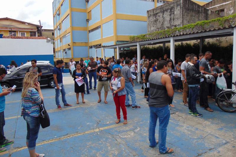 Com provas em Belém, Castanhal, Itaituba, Altamira, Santarém e Marabá, o concurso público da Superintendência do Sistema Penitenciário do Estado (Susipe) que oferece 969 vagas iniciou neste domingo, 11, pela manhã. Dos 17.545 que deveriam fazer a prova no período da manhã, 12.391 compareceram para concorrer aos cargos de Assistente Administrativo, Enfermagem, Pedagogo (Especialista em Educação) e Técnico em Gestão de Informática, cargos com provas pela manhã. De acordo com a empresa AOCP Concursos Públicos, organizadora do certame, 5.063 candidatos faltaram representando 29.01% do quantitativo que deveria fazer a prova nesta manhã. O concurso também terá provas a tarde e no próximo domingo, 18.Em Castanhal, dos 1.740 candidatos inscritos para o cargo de assistente administrativo, 452 faltaram, mais de 25% do total de inscritos. O candidato Werleson Silveira veio de Bragança fazer a prova em Castanhal. Ele já é concurseiro e está ansioso pra entrar no mercado de trabalho. “É o terceiro concurso que faço, mas ainda não consegui passar. Estou confiante neste concurso. Estudei em casa mesmo. Comprei apostila e assisti às aulas pela internet também. Estou desempregado e espero ter um bom resultado”, disse.
FOTO: CARLOS SODRÉ / AG PARÁ
DATA: 11.03.2018
BELÉM - PARÁ <div class='credito_fotos'>Foto: Carlos Sodré /Ag. Pa | <a href='/midias/2018/originais/41f255db-6ce6-476e-b9e9-d0464510dcfb.jpg' download><i class='fa-solid fa-download'></i> Download</a></div>