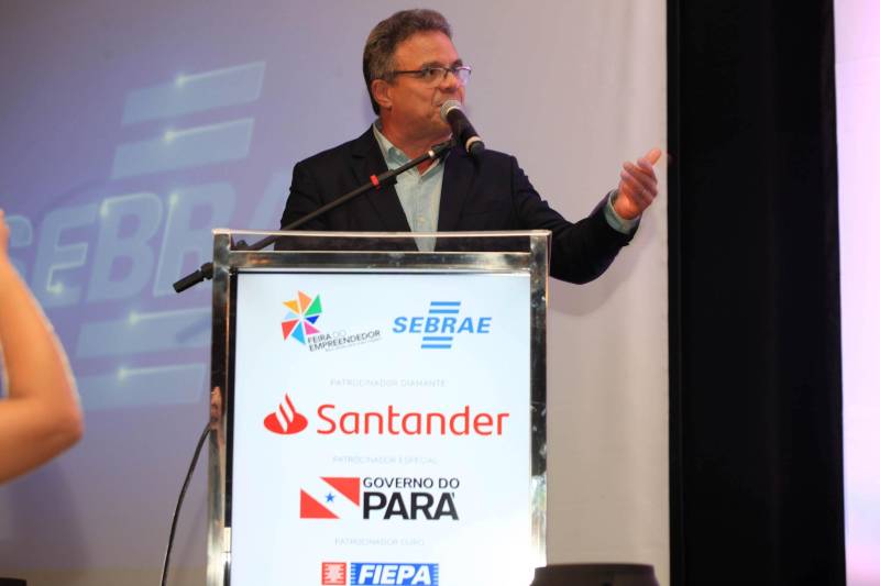 Micro e pequenas empresas constituem 96% dos empreendimentos no estado do Pará e respondem por 51% dos empregos no Estado. A importância econômica deste setor é o grande motor da 9ª Feira do Empreendedor, que teve sua abertura no início da noite desta quarta-feira, 16, no Hangar Convenções e Feiras da Amazônia. Para o prefeito Zenaldo Coutinho (foto), a assinatura do acordo com o Ministério do Meio Ambiente e o Sebrae é muito representativa, já que Belém possui uma grande biodiversidade, 39 ilhas, áreas florestais e atividade econômica preponderante a de serviços alavancada pelas micro e pequenas empresas
FOTO: RODOLFO OLIVEIRA / AG. PARÁ
DATA: 16.05.2018
BELÉM - PARÁ <div class='credito_fotos'>Foto: Rodolfo Oliveira/Ag. Pará | <a href='/midias/2018/originais/41f68dec-6b46-43ce-a0a0-84980d55f905.jpg' download><i class='fa-solid fa-download'></i> Download</a></div>