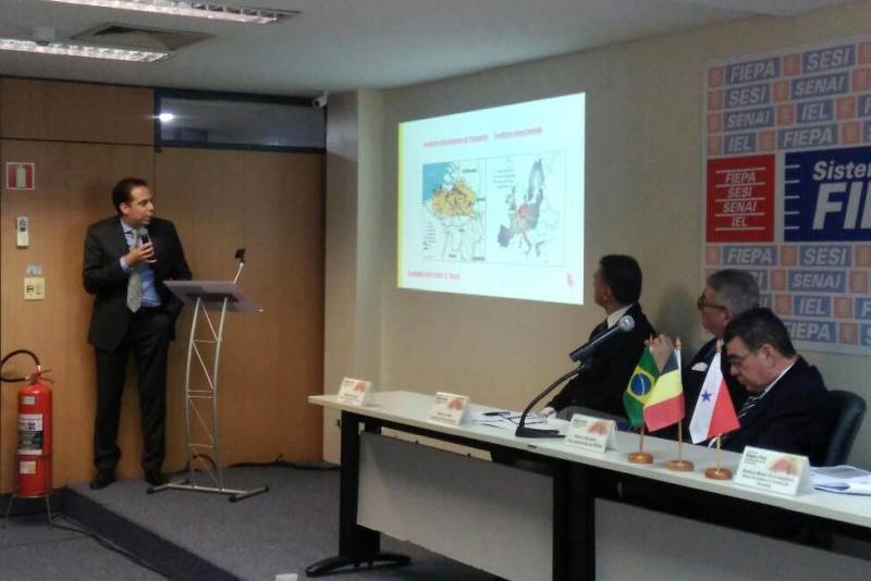 A promoção dos produtos paraenses fora do Brasil e a atração de investimentos para o estado foram alguns dos temas em pauta durante a visita da comitiva da delegação da Bélgica, na manhã desta quarta-feira (25), ao Parque de Ciência e Tecnologia - PCT Guamá
FOTO: ASCOM / PCT GUAMÁ
DATA: 25.04.2018
BELÉM - PARÁ <div class='credito_fotos'>Foto: ASCOM / PCT GUAMÁ | <a href='/midias/2018/originais/41f9efc6-322e-4f14-9392-d114b09f880c.jpg' download><i class='fa-solid fa-download'></i> Download</a></div>