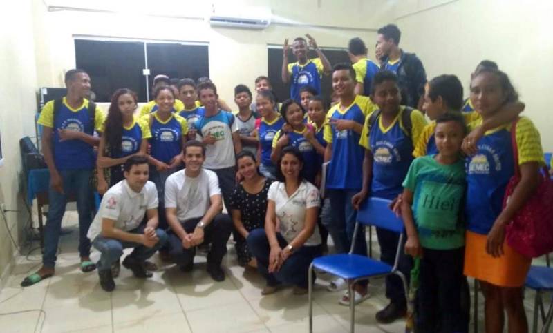 Cerca de 250 estudantes de escolas públicas do ensino fundamental e médio foram alvo da ação de educação em saúde promovida pela Unidade de Alta Complexidade em Oncologia Dr Vitor Moutinho (Unacon), em Tucuruí, com o objetivo de combater o tabagismo que é responsável por cerca de 30% das mortes pelos mais diversos tipos de câncer, entre eles, de pulmão,  laringe, faringe, esôfago, estômago, pâncreas, fígado, rim, bexiga, colo do útero e leucemias. A ação realizada pelo Grupo de Trabalho de Humanização (GTH) da unidade, que é referência no tratamento de câncer no sudeste paraense, levou especialistas às escolas para alertar sobre os perigos do tabagismo que atualmente é o maior fator de risco evitável de adoecimento e morte no mundo e, cada vez mais, envolve crianças e adolescentes. Na foto, o médico oncologista da Unacon, Leandro Almeida (camisa branca) durante as ações nas escolas de Tucuruí.

FOTO: ASCOM / UNACON
DATA: 19.05.2018
TUCURUÍ - PARÁ <div class='credito_fotos'>Foto: Ascom Unacon   |   <a href='/midias/2018/originais/41fba899-71ba-4fb8-8acf-dcc8e4c757cf.jpg' download><i class='fa-solid fa-download'></i> Download</a></div>