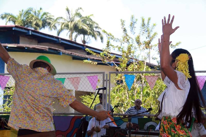 A Fundação de Atendimento Socioeducativo do Pará (Fasepa) realizou na sexta-feira (29), o IV Arraial da Socioeducação (foto), que marcou o encerramento das atividades do primeiro semestre do ano, com uma mostra das iniciativas realizadas na área da cultura, esporte e lazer, nas unidades da Região Metropolitana de Belém. A programação, realizada no espaço Apoena, em Ananindeua, contou com a participação de 70 socioeducandos de 11 unidades da Fundação, envolvendo adolescentes em cumprimento de medida de internação provisória, internação e semiliberdade, além de contar com a presença de servidores e familiares dos internos, na ação que integra o projeto Ressignificando Caminhos na Socioeducação, totalizando cerca de 400 participantes.
FOTO: ALBERTO PASSOS / ASCOM FASEPA
DATA: 29.06.2018
BELÉM - PARÁ <div class='credito_fotos'>Foto: ALBERTO PASSOS/ ASCOM FASEPA | <a href='/midias/2018/originais/41fc9b59-5841-4495-be06-0d40ddf176da.jpg' download><i class='fa-solid fa-download'></i> Download</a></div>