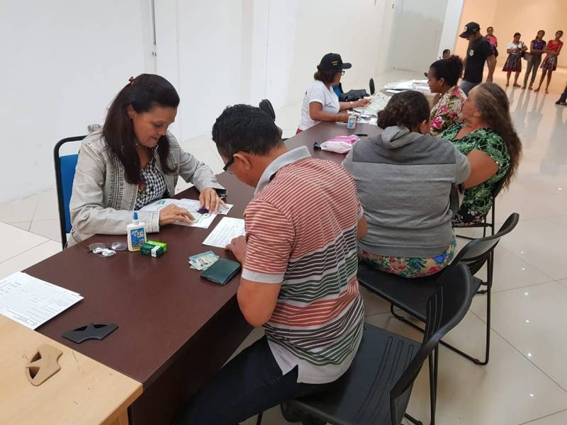 Diante da grande procura por emissão de carteira de identidade na Estação Cidadania Marabá, no sudeste paraense, a fila de espera para tirar o Registro Geral (RG) já previa atendimento até 2019. Para reduzir esse tempo de espera, a Polícia Civil do Pará começou nesta sexta-feira (23) a “Operação Polícia Cidadã”, no segundo piso do Shopping Center da sede municipal. O mutirão, que conta com 11 servidores da Secretaria de Estado de Segurança Pública e Defesa Social (Segup), prevê a emissão de 300 documentos por dia.
FOTO: KÉLIA SANTOS / ASCOM CRGSP
DATA: 23.03.2018
MARABÁ - PARÁ <div class='credito_fotos'>Foto: KÉLIA SANTOS / ASCOM CRGSP | <a href='/midias/2018/originais/4201d9b9-1921-4dfe-8f14-bb17e1442e74.jpg' download><i class='fa-solid fa-download'></i> Download</a></div>