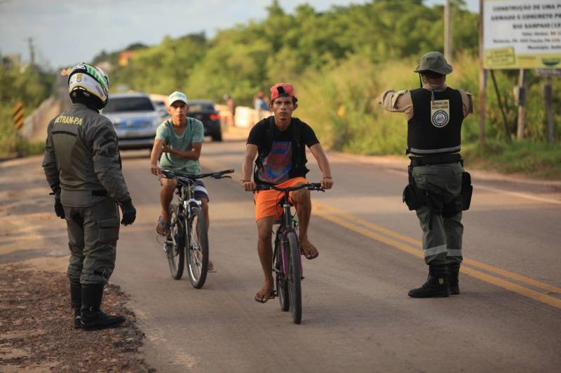 Atuação dos agentes de segurança durante a Operação Verão 2018 no segundo final de semana de férias.
FOTO: MÁCIO FERREIRA / AG. PARÁ
DATA: 07.07.2018
SALINÓPOLIS - PARÁ <div class='credito_fotos'>Foto: MÁCIO FERREIRA/ AG. PARÁ | <a href='/midias/2018/originais/42020403-95e7-49cf-bbf8-23afefea9051.jpg' download><i class='fa-solid fa-download'></i> Download</a></div>