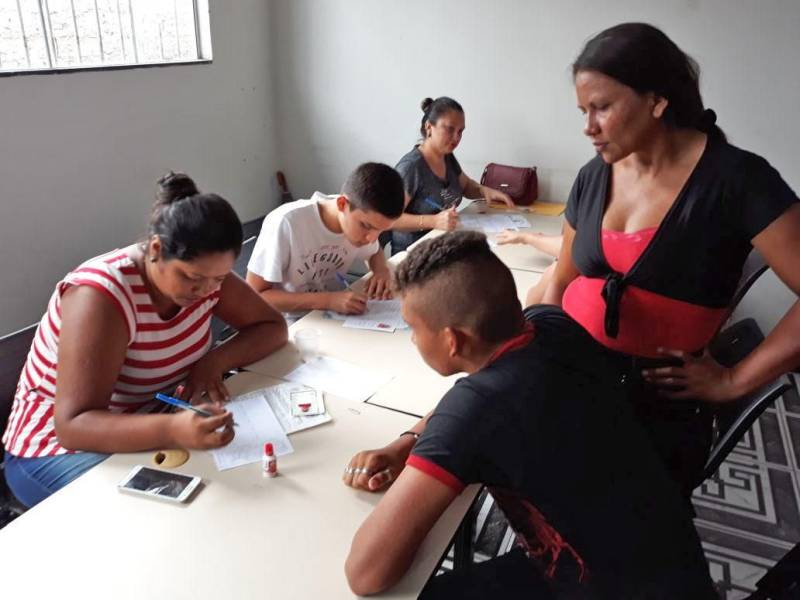 A caravana Pro Paz Cidadania despede-se hoje (09) do município de São João de Pirabas, nordeste paraense. Após dois dias de ação, o coordenador responsável pelas emissões das identidades jovens (Id jovem), destaca um saldo positivo de atendimentos a comunidade "Fizemos no domingo e na segunda ação em Pirabas e podemos contabilizar 1.500 atendimentos. A procura é muito grande principalmente por certidão de nascimento e rg, devido também ao fato de ser uma comunidade que trabalha com a pesca ou roçado, então, os documentos se perdem com mais facilidade. Estamos felizes por conseguir atender a demanda do município", finalizou Arnaldo Ampuero.
FOTO: ASCOM / PRO PAZ
DATA: 09.04.2018
SÃO JOÃO DE PIRABAS - PARÁ <div class='credito_fotos'>Foto: ASCOM PRO PAZ | <a href='/midias/2018/originais/420b9b2b-06ce-467a-9952-2903b17cc359.jpg' download><i class='fa-solid fa-download'></i> Download</a></div>