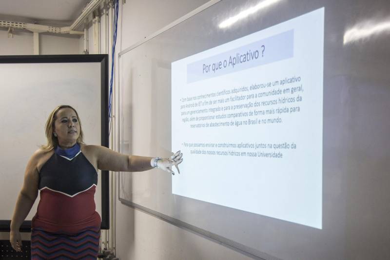 O Dia Mundial da Água é comemorado na próxima quinta-feira, 22 de março, mas o Programa de Pós-Graduação em Ciências Ambientais (PPGCA) da Universidade do Estado do Pará (Uepa) antecipou as comemorações lançando na tarde de quinta-feira, 15, o IET: um aplicativo para celular que calcula o índice de qualidade da água, uma ferramenta para auxiliar pesquisadores da área de recursos hídricos. Na foto, a professora doutora Hebe Morganne Campos Ribeiro, do PPGCA.
FOTO: NAILANA THIELY / ASCOM UEPA
DATA: 15.03.2018
BELÉM - PARÁ <div class='credito_fotos'>Foto: Nailana Thiely / Ascom Uepa | <a href='/midias/2018/originais/421a9daf-c4d9-42e2-9d85-a498ce0f9f06.jpg' download><i class='fa-solid fa-download'></i> Download</a></div>
